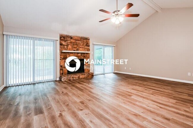 Building Photo - 3 Bedroom Pet-Friendly Home in Jacksonville, FL with Main Street Renewal