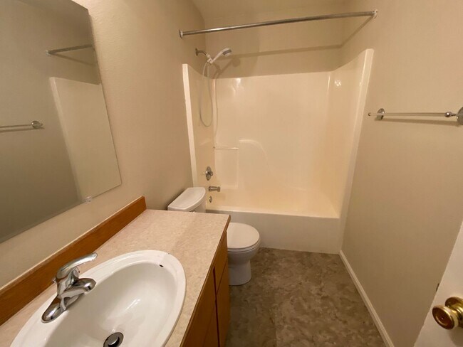 Foto del edificio - Remodeled 2 Bed 1.5 bath Springfield apartment