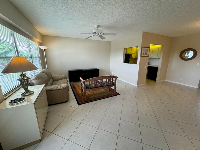 Building Photo - 157 Mansfield D