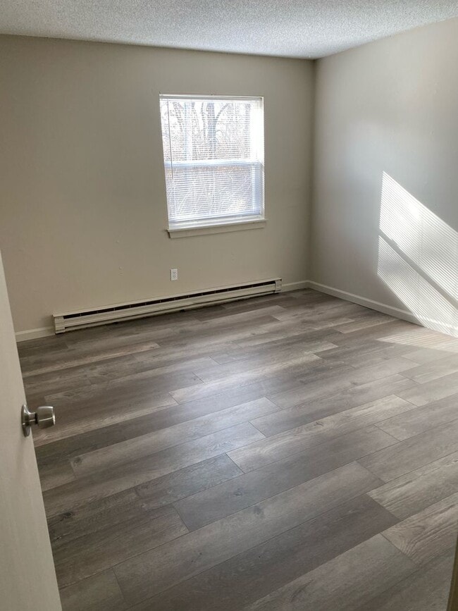 Building Photo - 2 Bedroom Ground Level Apartment in Columbia