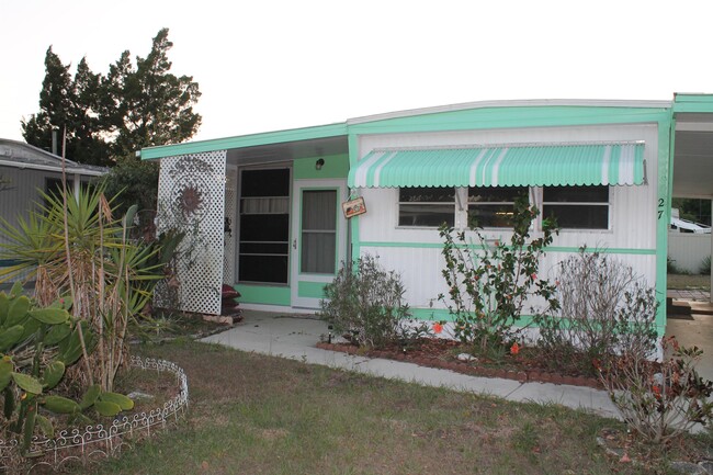Building Photo - 27 Holly Dr