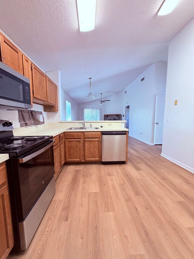 Foto del edificio - Charming updated & move in ready!