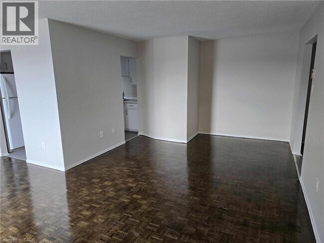 Photo du bâtiment - 5291 Lakeshore Rd.