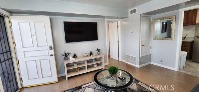 Foto del edificio - 8701 S Van Ness Ave