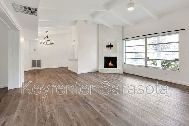 Foto del edificio - 6624 Fairway Dr