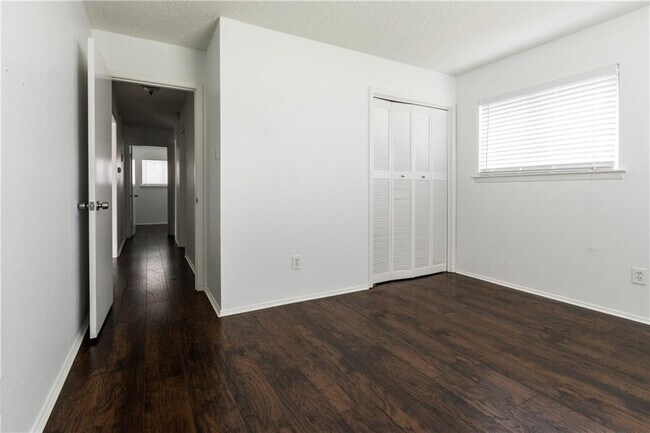 Foto del edificio - 6005 Hogan Ave
