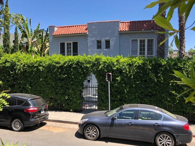 Frente - 902 N Vendome St