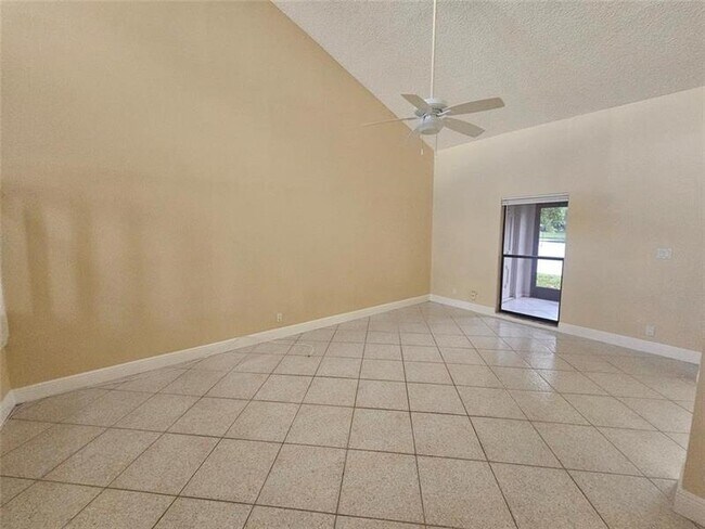 Foto del edificio - 633 Lake Point N Ln