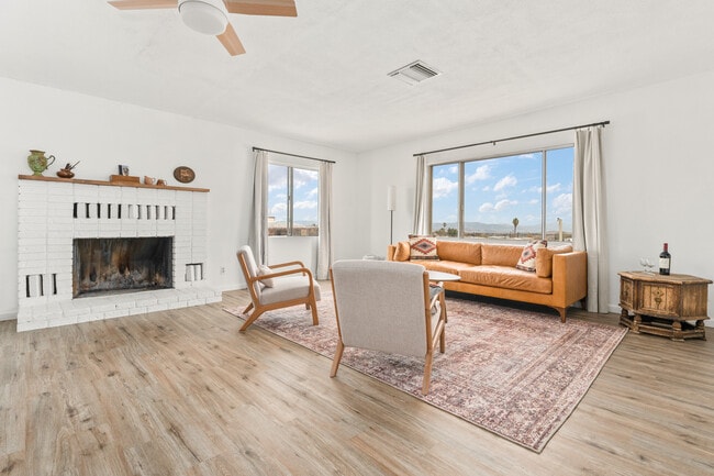 Building Photo - 6692 Valley View Dr