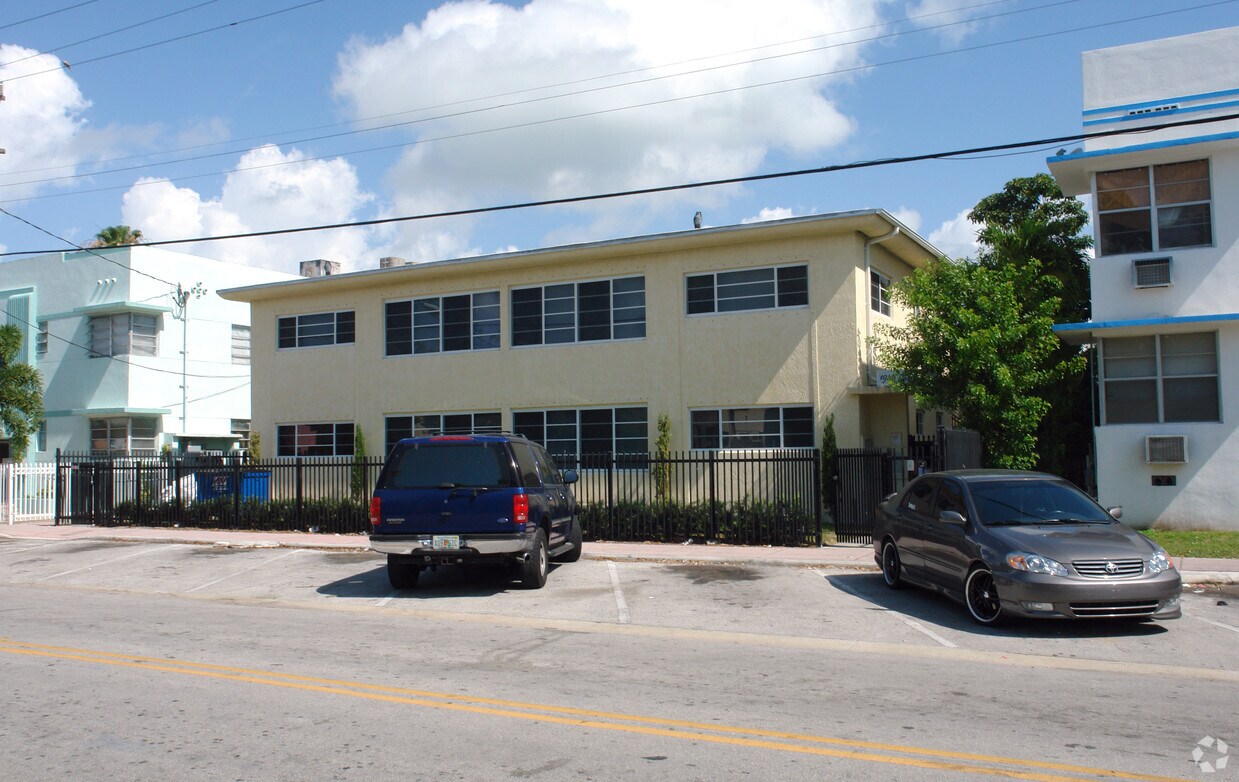 Building Photo - 1945 Calais Dr