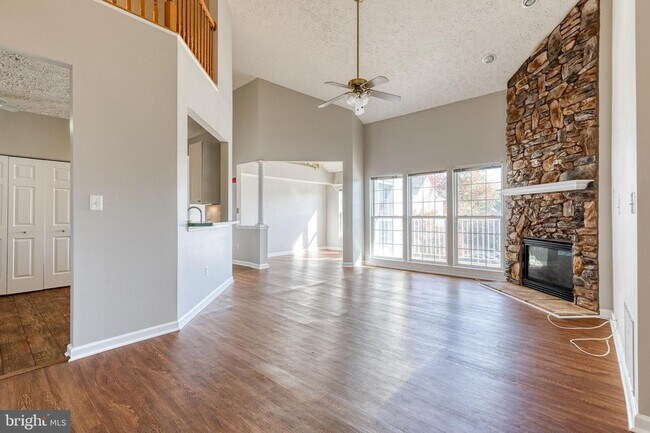 Building Photo - This 2bd 2bth penthouse level condo is in ...