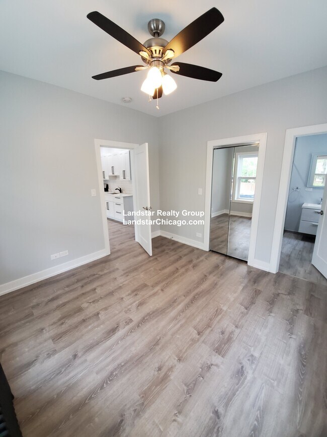 Foto del edificio - 1055 W Glenlake Ave