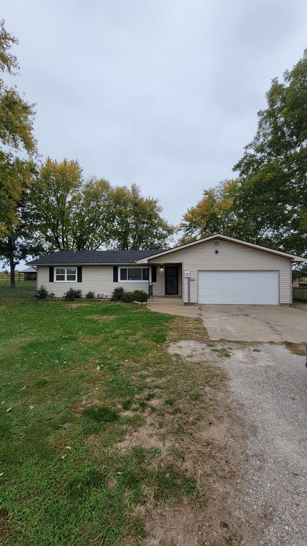 Building Photo - SPACIOUS NEWLY REMODELED 3 Bedroom | 1.5 B...
