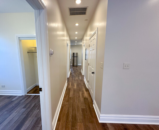 Building Photo - 515 W 40th Pl