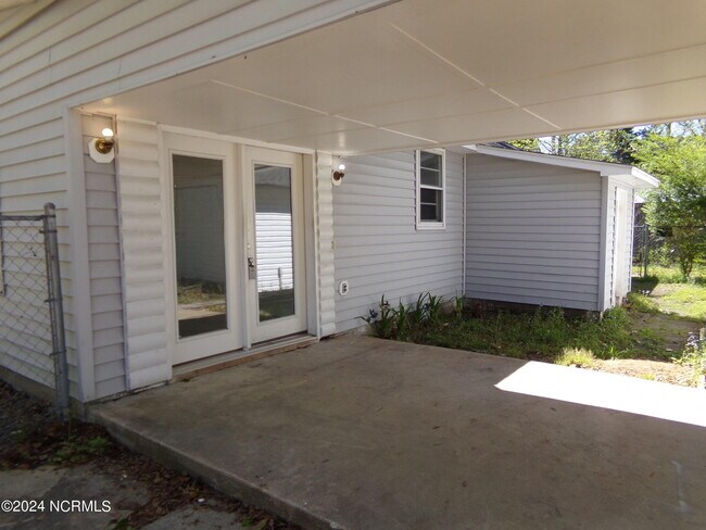 Building Photo - 905 Sunset Dr