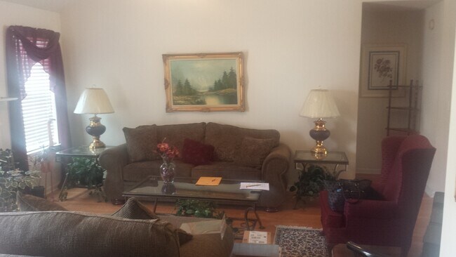 Foto del edificio - Impressive 3 Bedroom Home (Updated Pictures Coming Soon)
