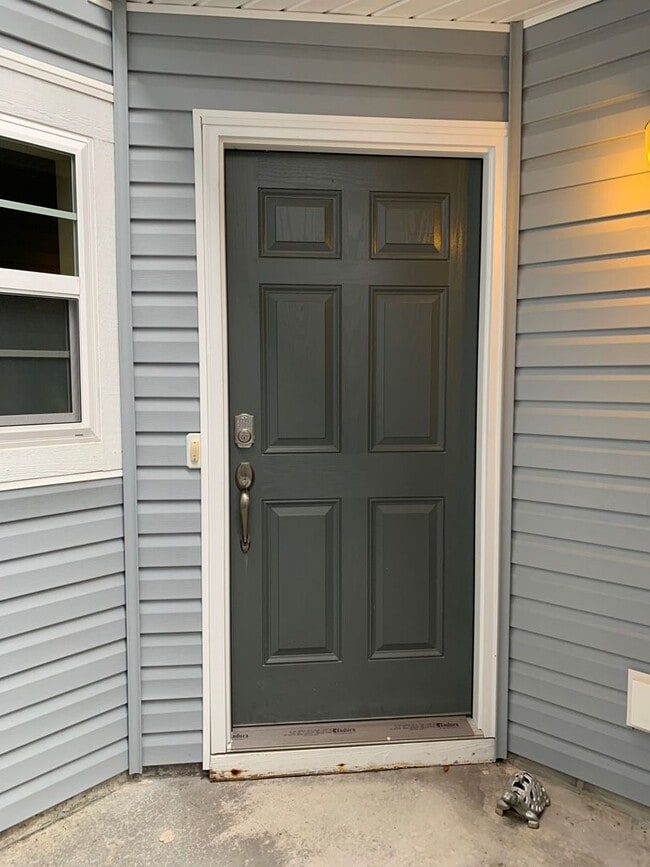 Building Photo - Move in Ready Town House in Charleston Park!
