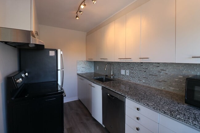 Building Photo - Gorgeous 3 Bedroom Queen Anne Apartment wi...