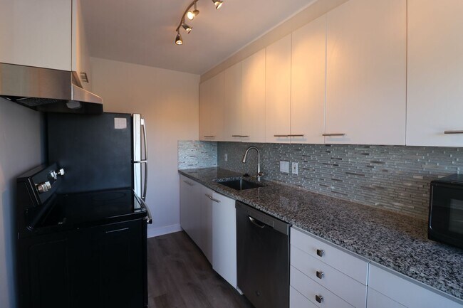 Building Photo - Gorgeous 3 Bedroom Queen Anne Apartment with Views