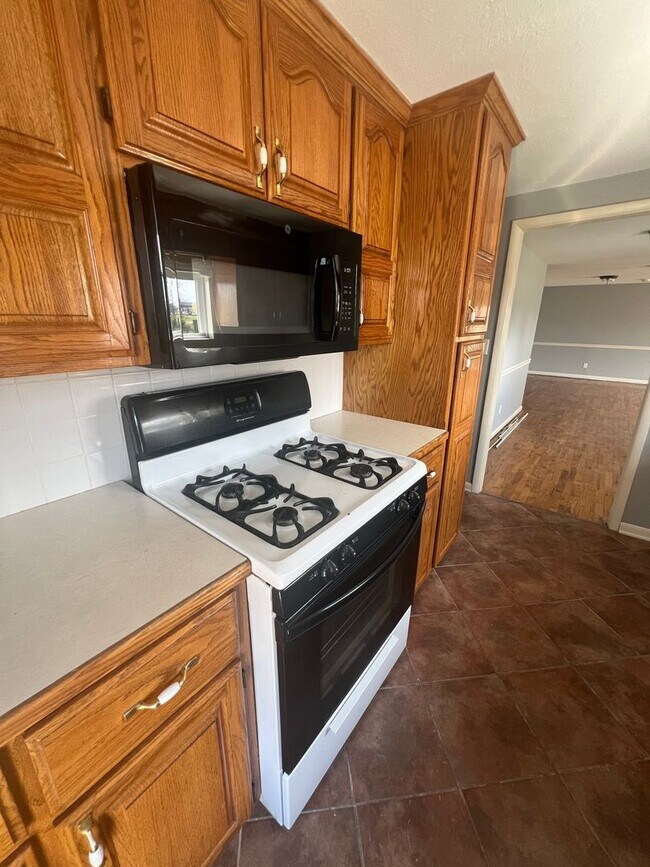 Building Photo - 3 bedrooms/2 bathrooms with detached 2 car...