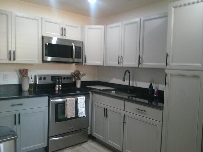 Building Photo - Adorable updated 2 bedroom 1 bath Unit in ...
