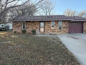 Building Photo - 2935 Meadowview Dr