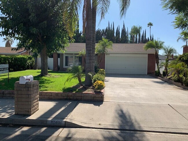 Foto del edificio - $2,975 4 BEDROOM 2 BATH + OFFICE/ DEN (RIV...