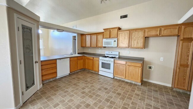 Foto del edificio - Charming 3-Bedroom, 2-Bath Home with Spacious Layout & Cozy Features