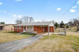 Building Photo - 606 Pine Ridge Rd
