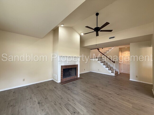 Foto del edificio - For Lease | South Tulsa - Townhouse | $150...