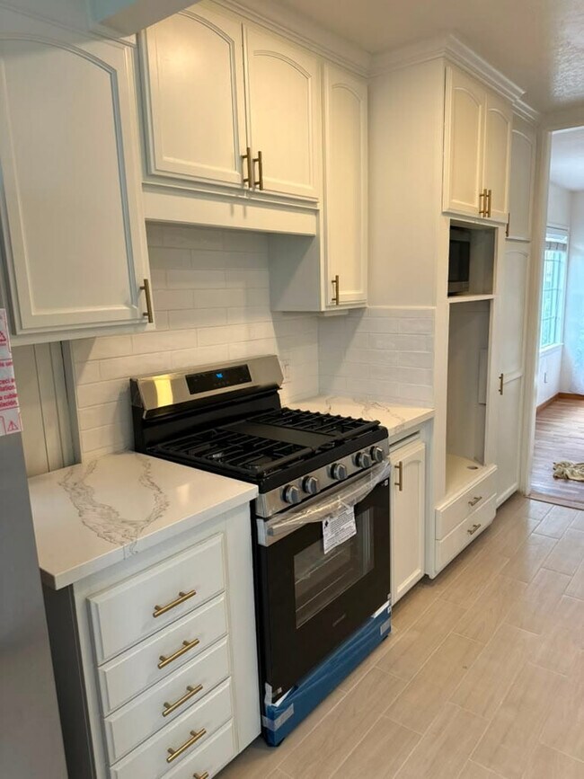 Building Photo - 2534 Haller St