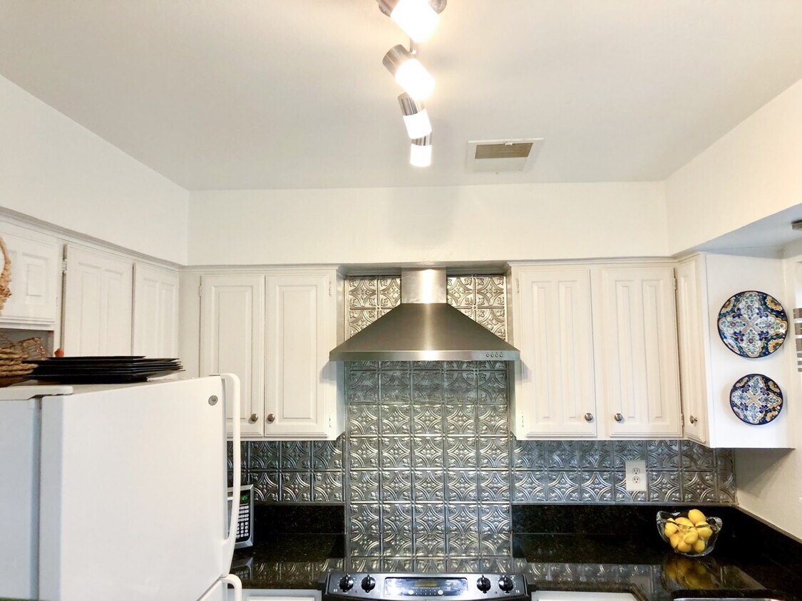 Foto principal - 5200 Martel Ave