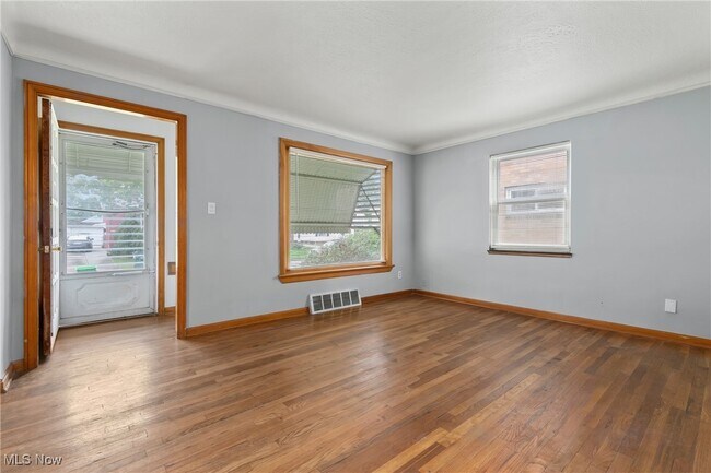 Foto del edificio - 20351 Ball Ave
