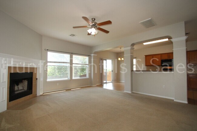 Foto del edificio - Heights Two-Story!