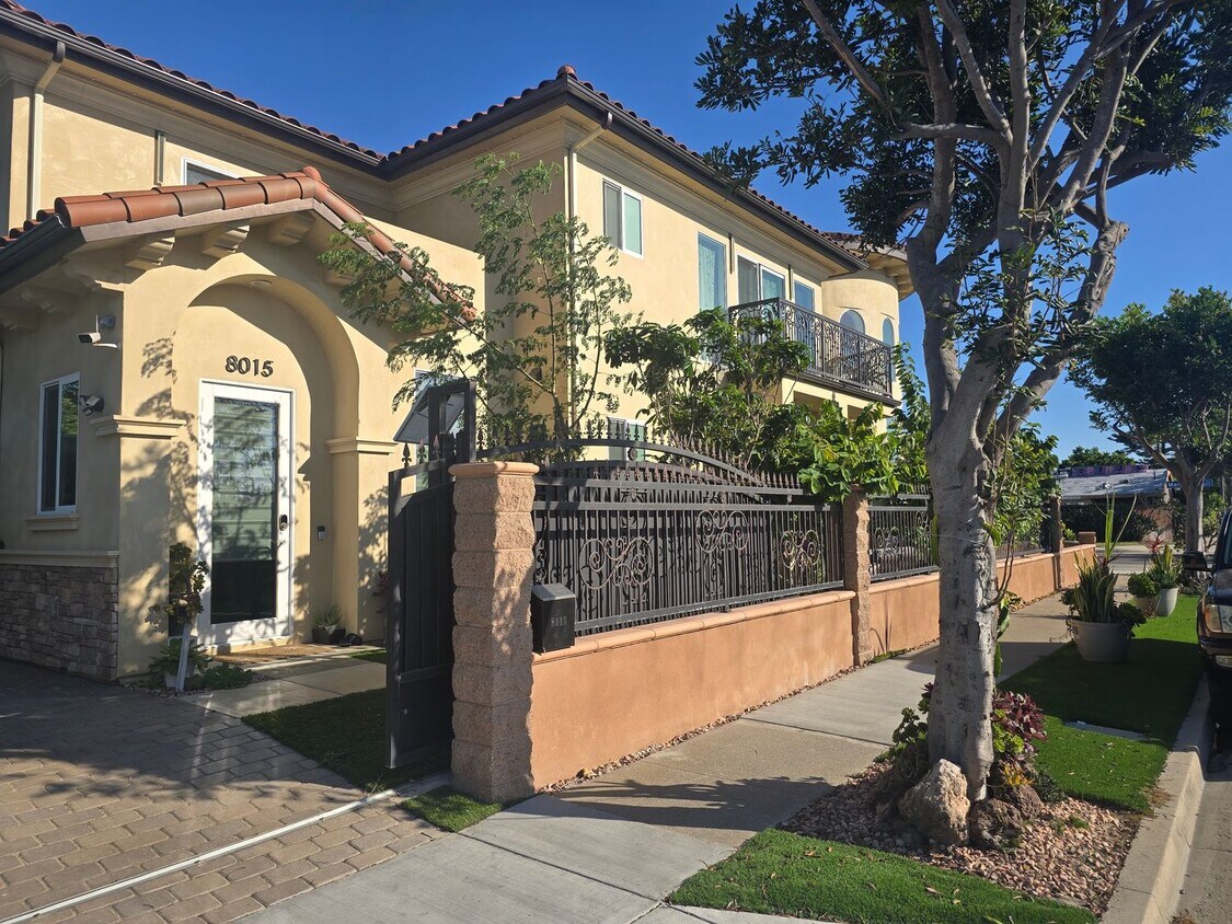 Foto principal - Fully Furnished 2 Bed, 2 Bath Townhome – 5...