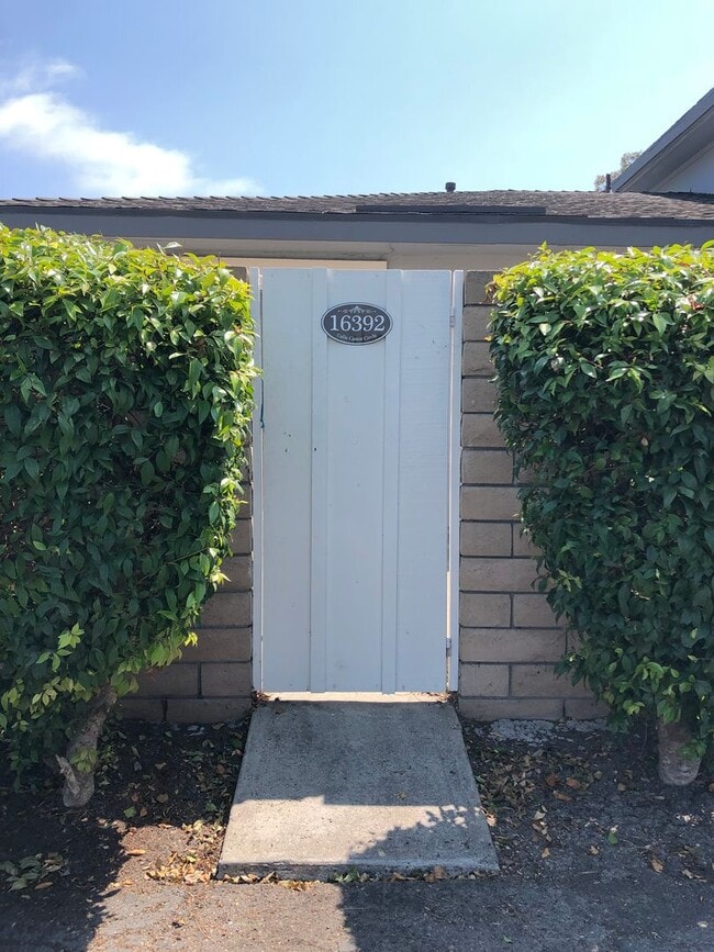 Building Photo - North HB Single Story 2 bedroom 1 bathroom...