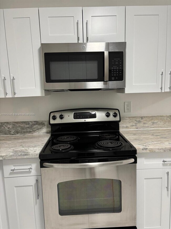 Foto del edificio - 18151 NE 31st Ct