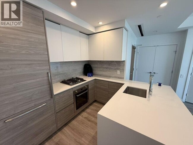 Building Photo - 680 Quayside Dr