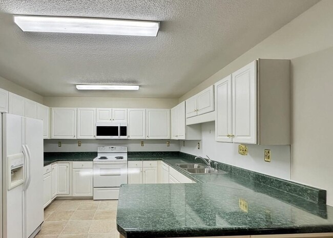 Building Photo - Beaver Creek Condo Enjoy Living at it's Fi...