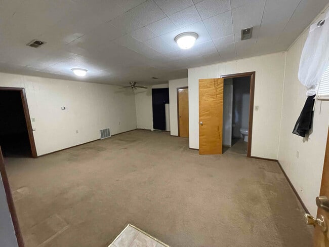 Building Photo - 710 N Ash St