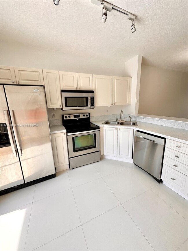 Foto del edificio - 17046 SW 137th Pl