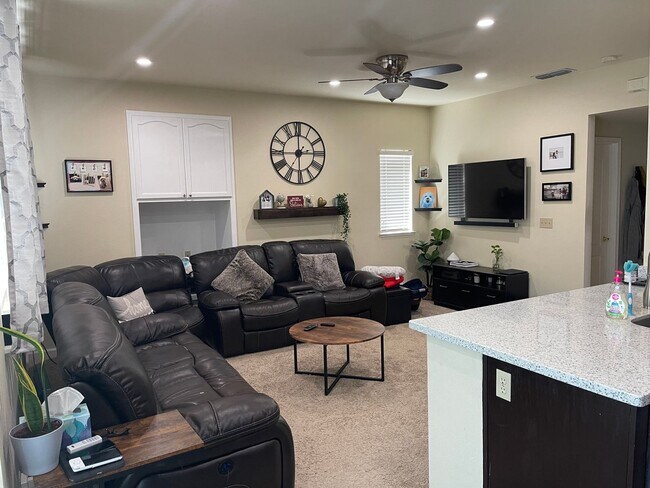 Building Photo - Great Executive 3 Bedroom, 3 Bath, 1782 sq...