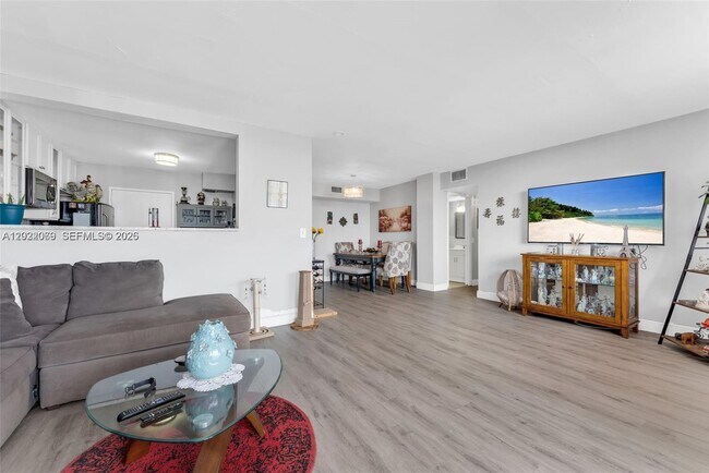 Foto del edificio - 2025 NE 164th St