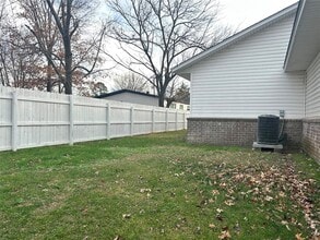 Building Photo - 807 Maple Dr