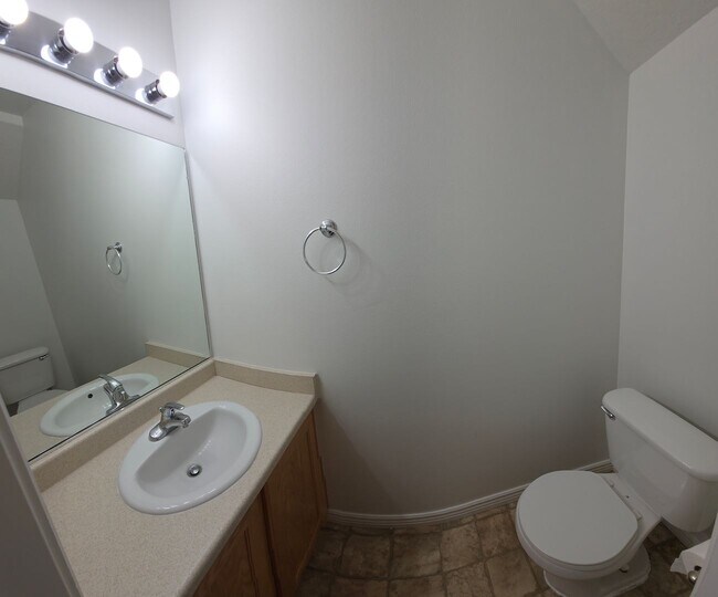 Foto del edificio - LEASE TAKEOVER - 3 Bed, 1.5 bath townhome available in the Vallinda Community