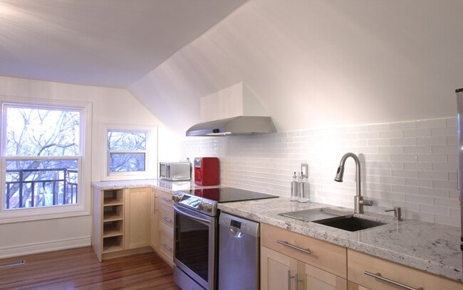 Building Photo - 403 Woodbine Av