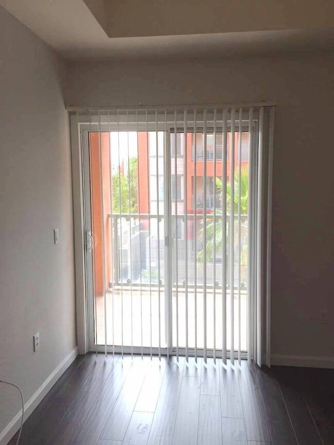 Building Photo - Amazing unfurnished 2 bedroom condo at Par...