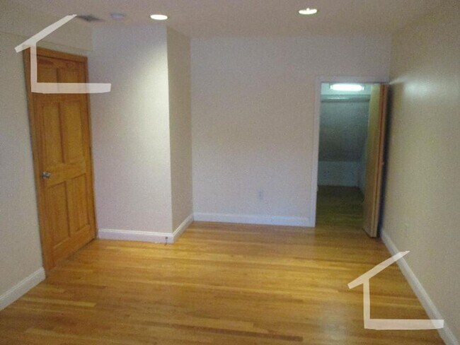 Foto del edificio - 3 Bed. 2 Full Baths. in Brookline, Steps f...