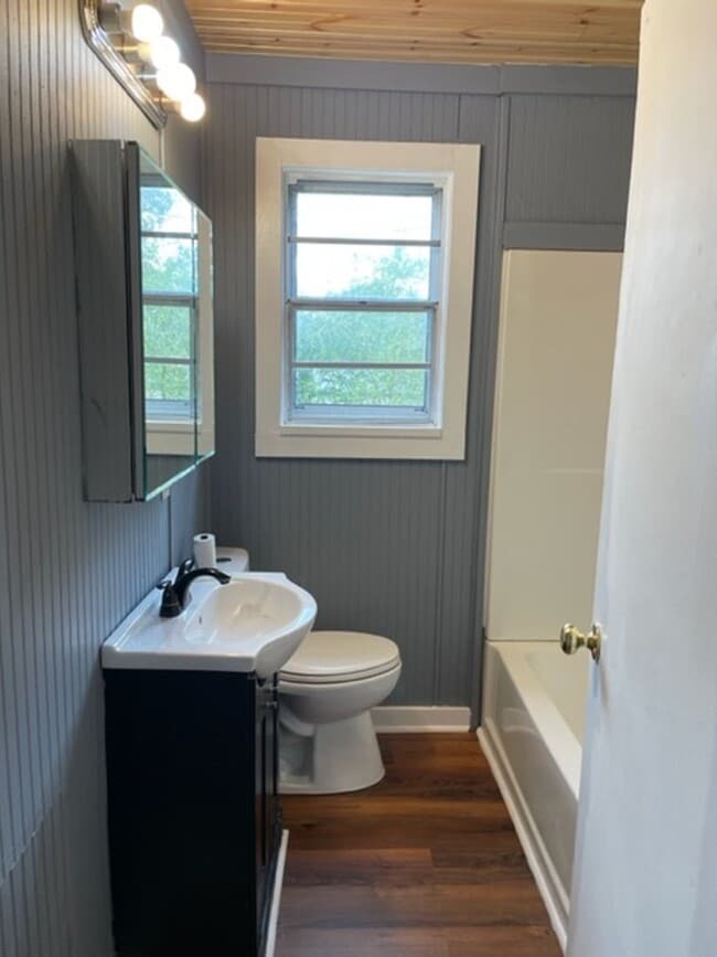 Building Photo - Renovated 2 Bedroom 1 Bath Home for Rent!
