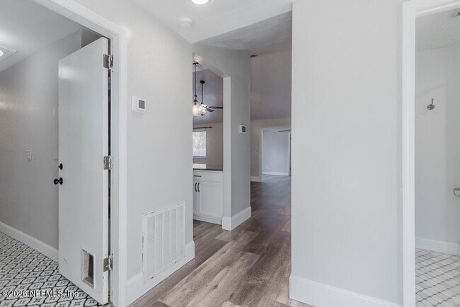 Foto del edificio - 2465 Wattle Tree Rd W